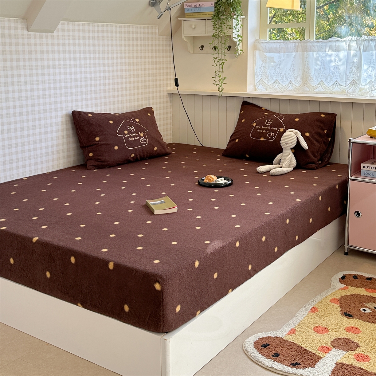 91家纺网 家纺一手货源 找家纺 暖生活 2026新款羊咩绒刺绣款床笠三件套 小兔房子