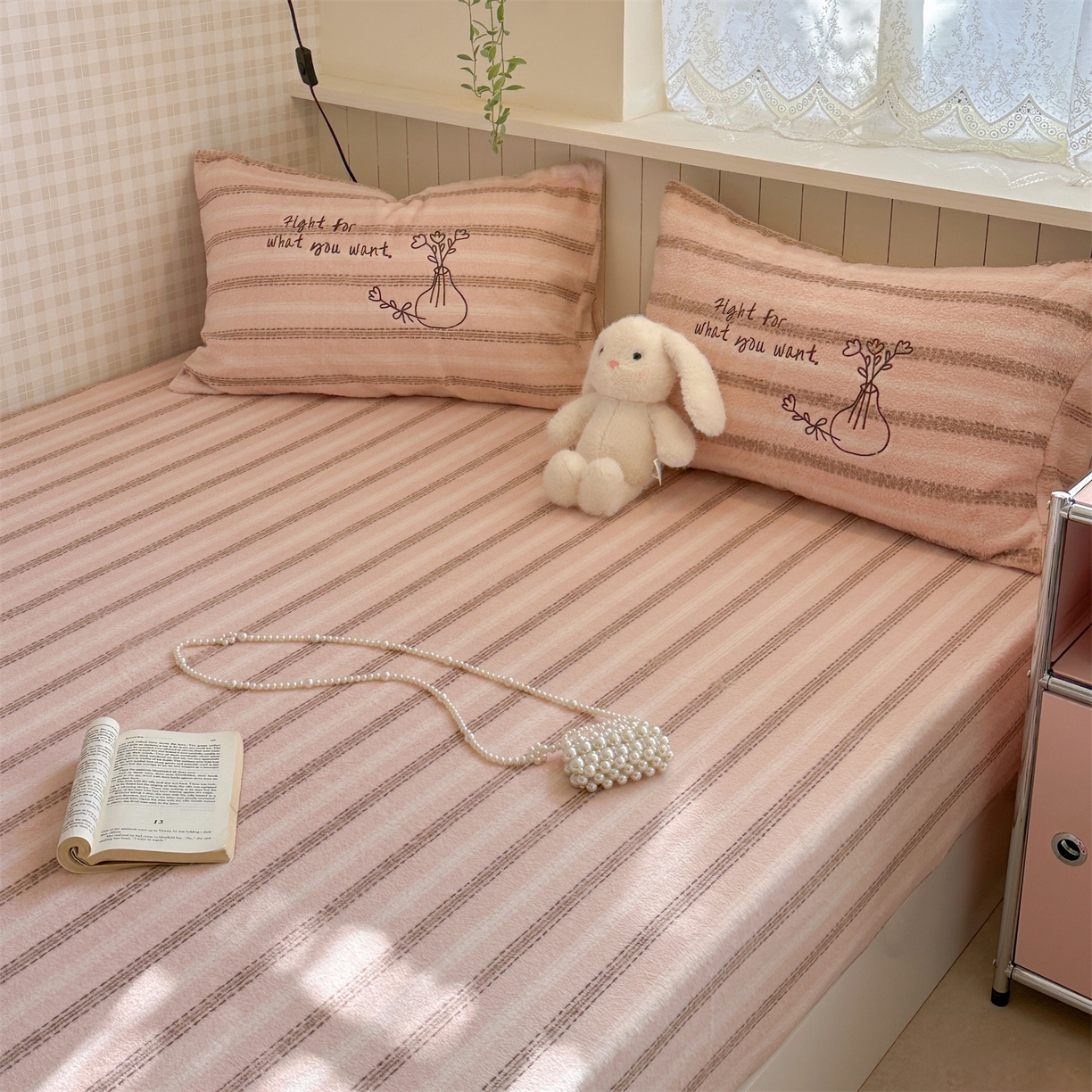 91家纺网 家纺一手货源 找家纺 暖生活 2026新款羊咩绒刺绣款床笠三件套 小花瓶