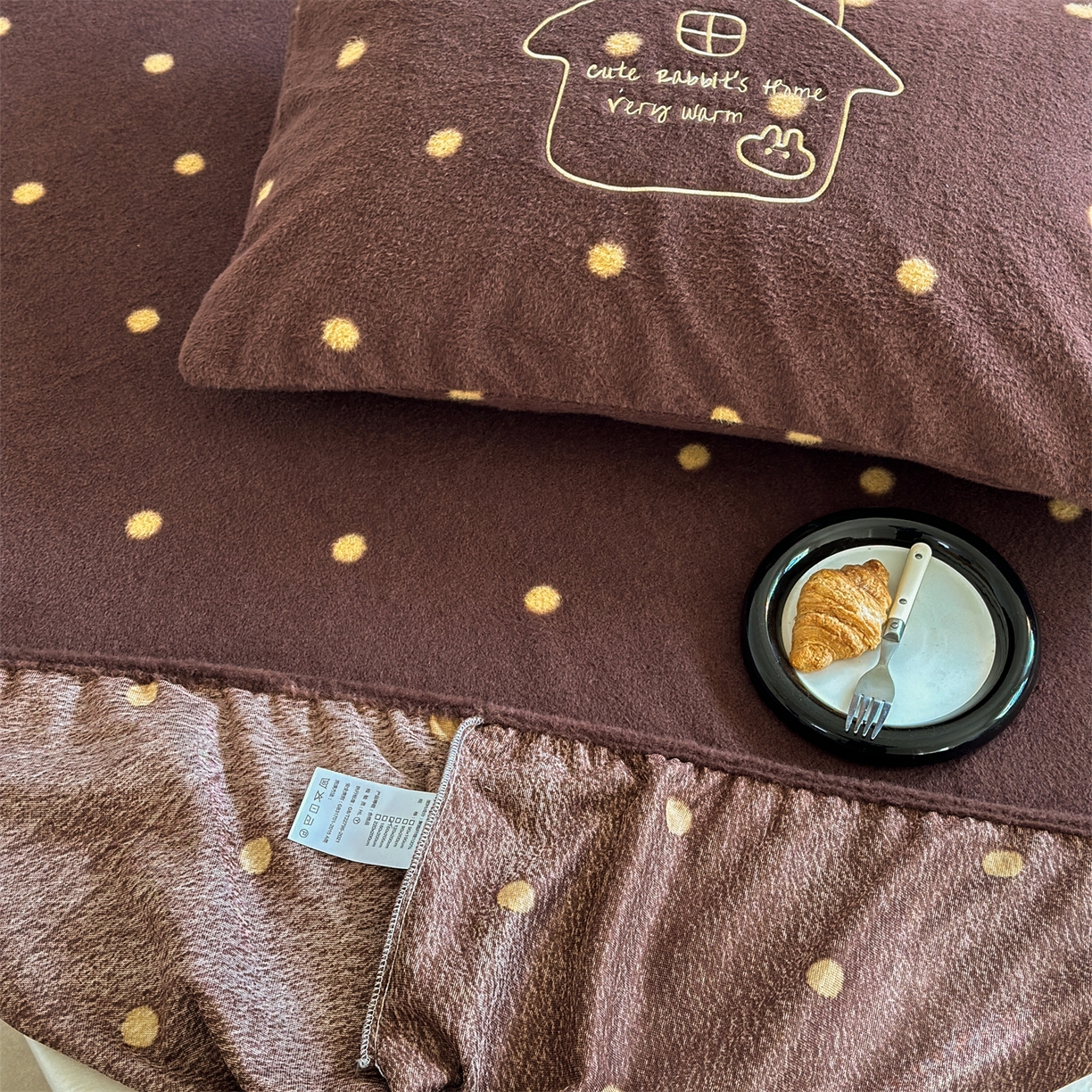 91家纺网 家纺一手货源 找家纺 暖生活 2026新款羊咩绒刺绣款床笠三件套 小兔房子