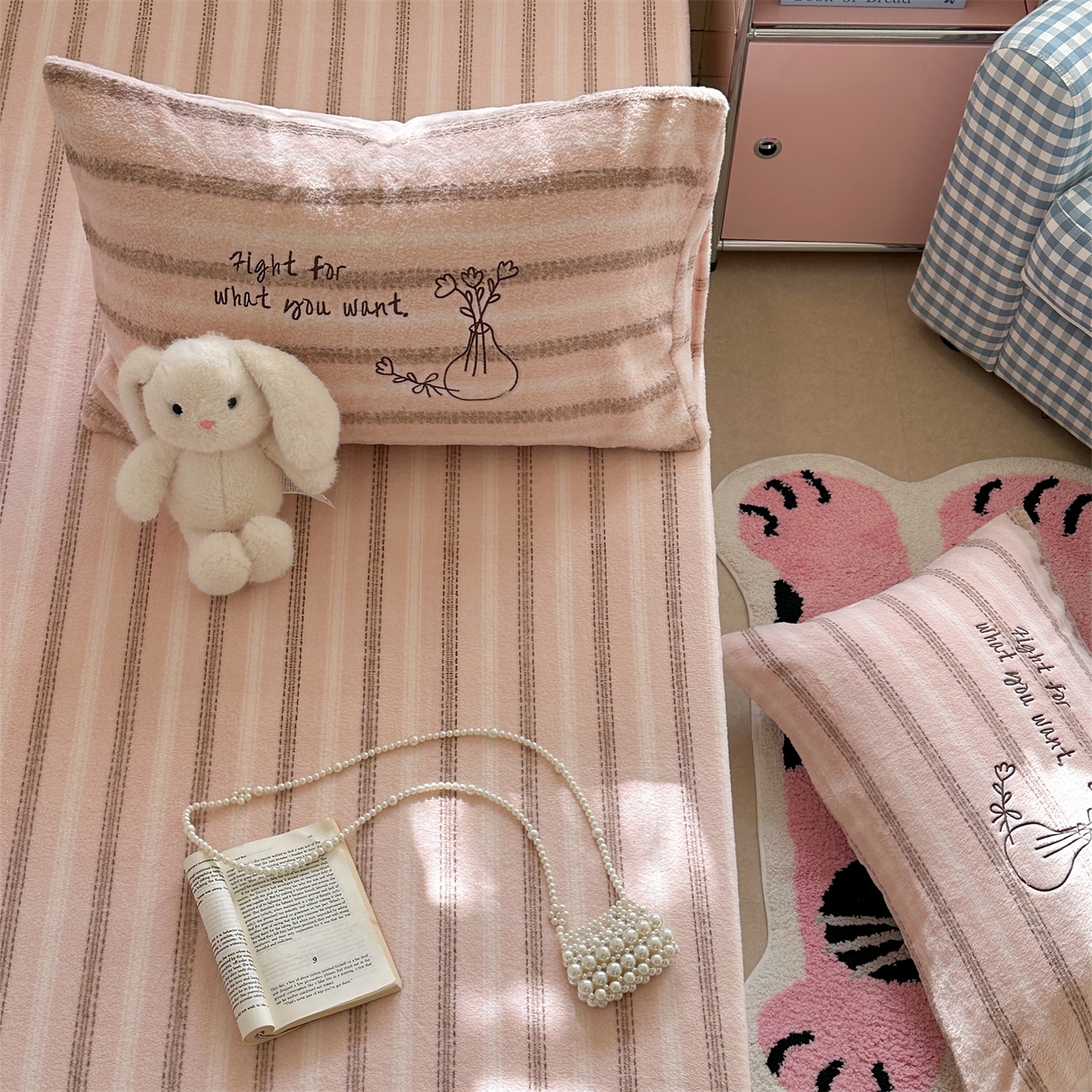 91家纺网 家纺一手货源 找家纺 暖生活 2026新款羊咩绒刺绣款床笠三件套 小花瓶