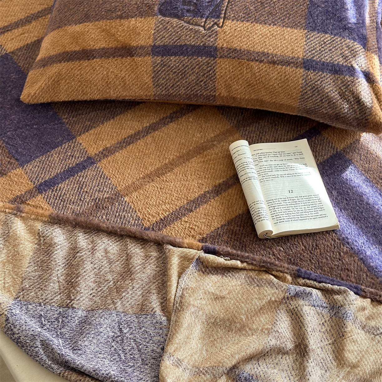 91家纺网 家纺一手货源 找家纺 暖生活 2026新款羊咩绒刺绣款床笠三件套 面包袋