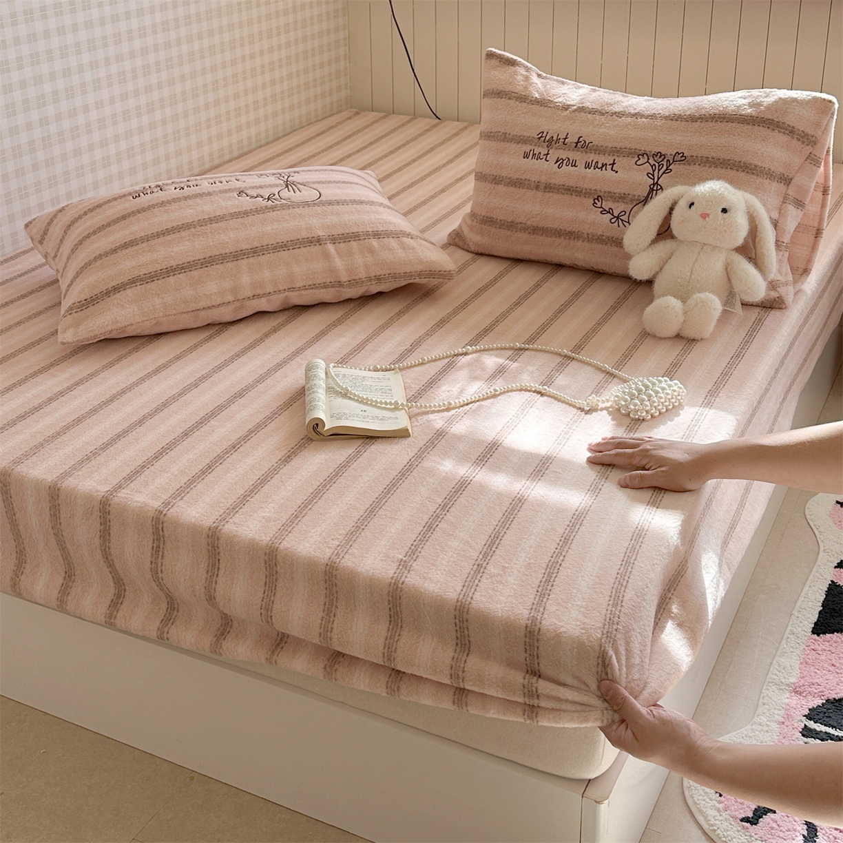 91家纺网 家纺一手货源 找家纺 暖生活 2026新款羊咩绒刺绣款床笠三件套 小花瓶