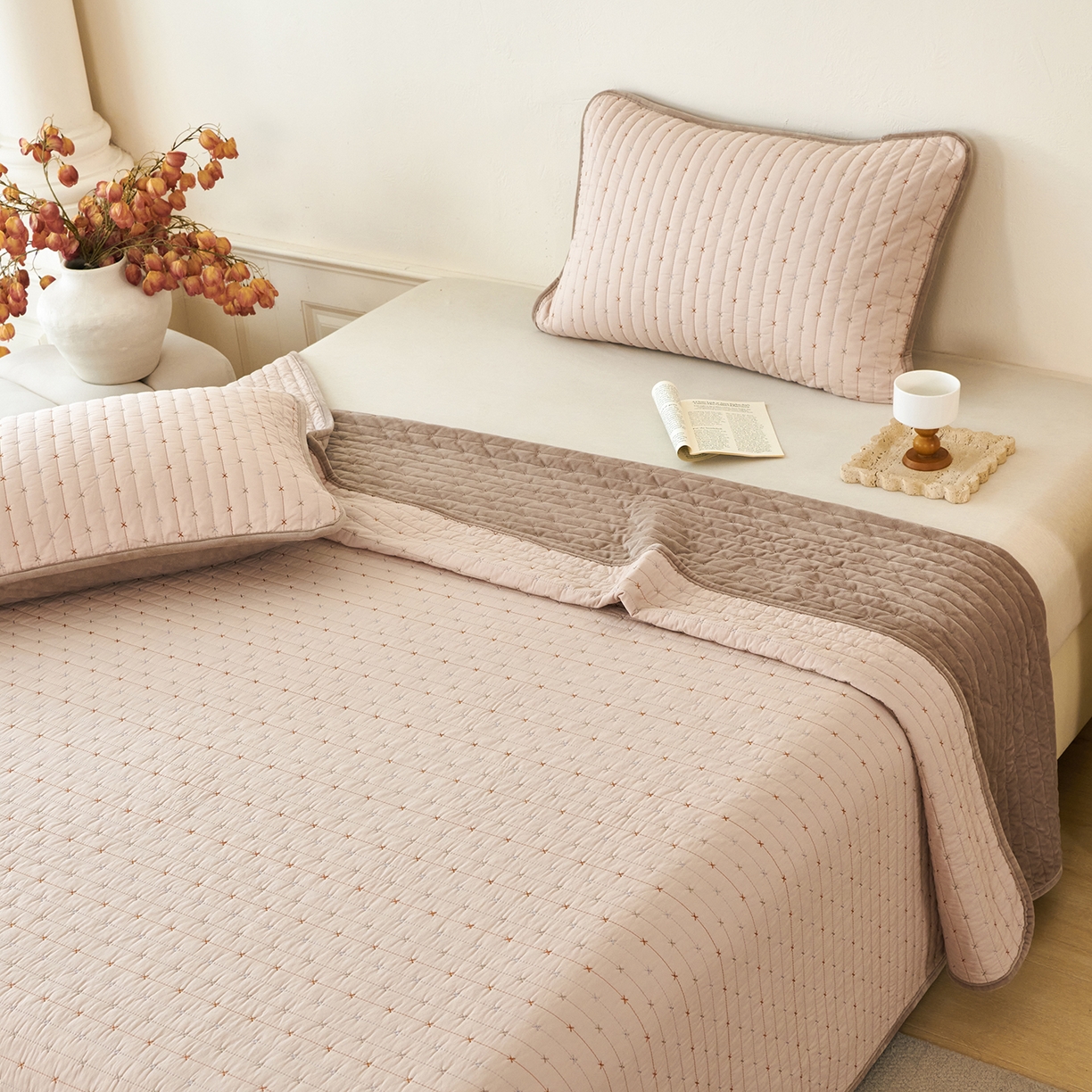 91家纺网 家纺一手货源 找家纺 （总）莎果家纺 2025新款60支%100纯棉高克重宝宝绒小米粒刺绣床盖