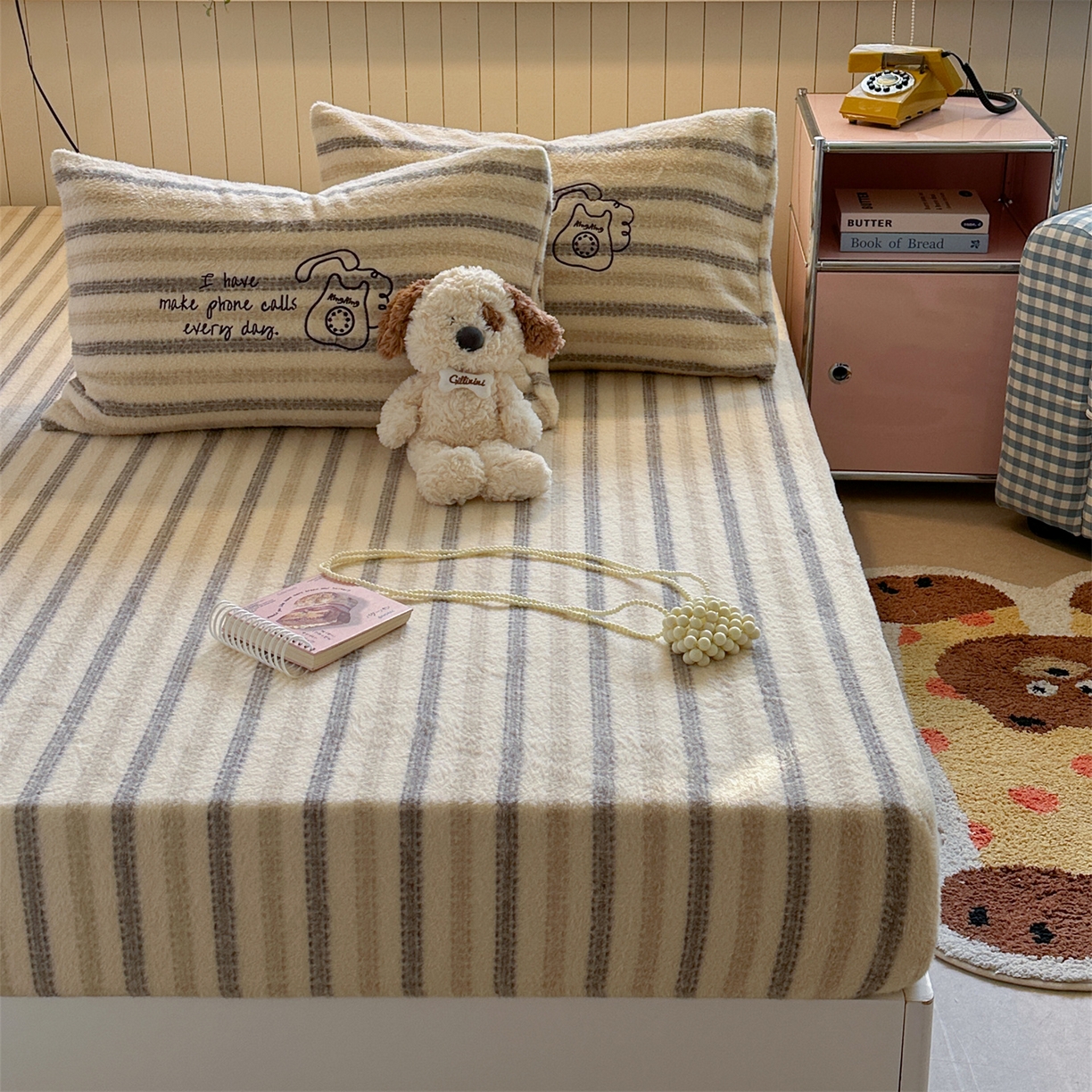 暖生活 2026新款羊咩绒刺绣款床笠三件套 电话机