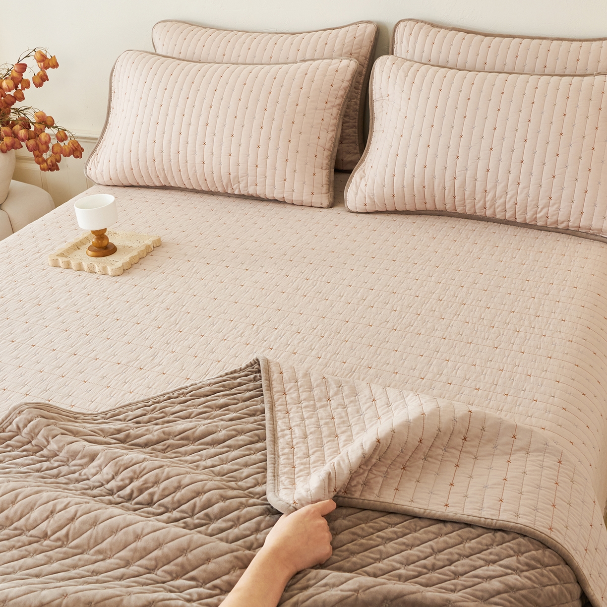 91家纺网 家纺一手货源 找家纺 （总）莎果家纺 2025新款60支%100纯棉高克重宝宝绒小米粒刺绣床盖