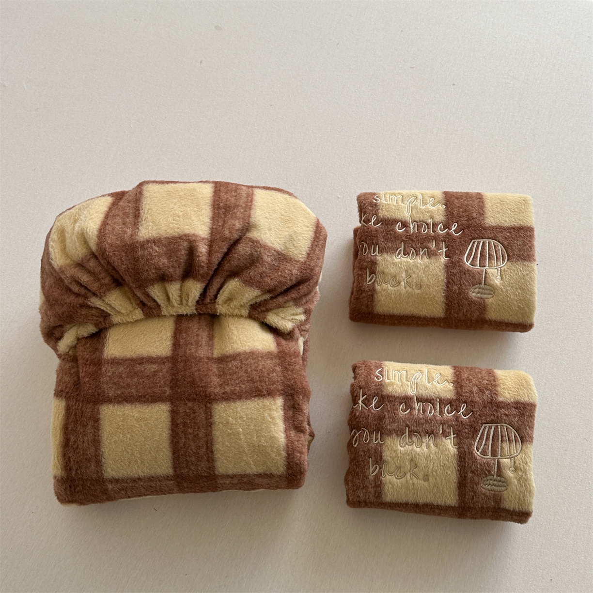 91家纺网 家纺一手货源 找家纺 暖生活 2026新款羊咩绒刺绣款床笠三件套 小台灯