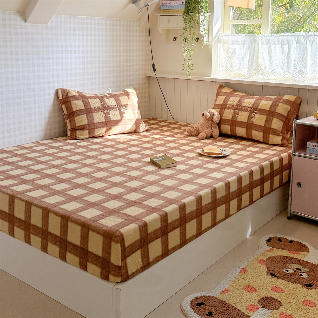 91家纺网 家纺一手货源 找家纺 暖生活 2026新款羊咩绒刺绣款床笠三件套 小台灯