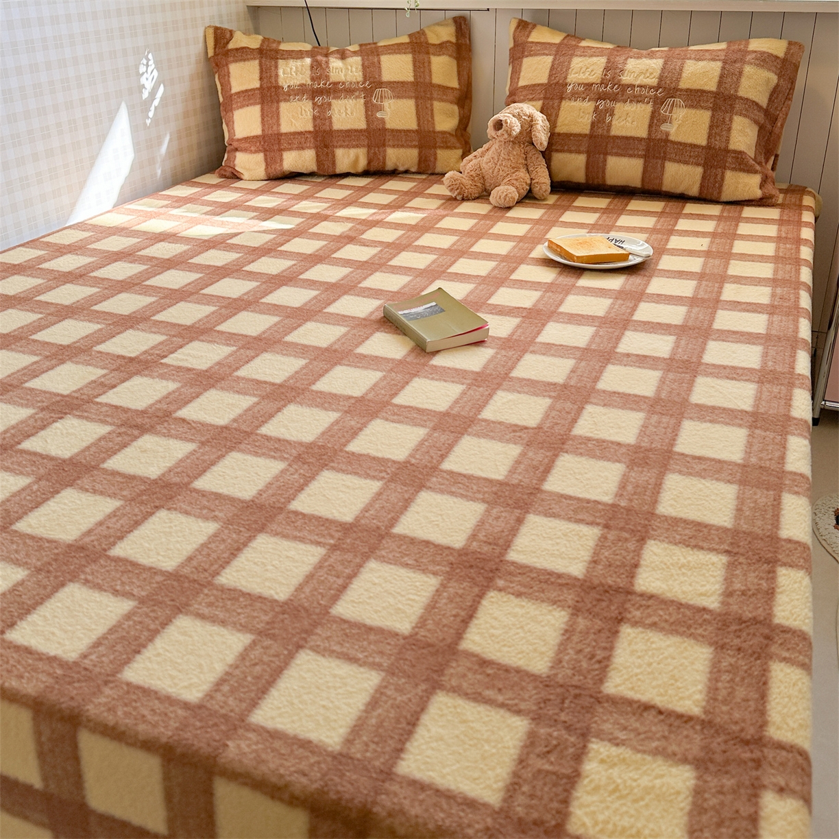 91家纺网 家纺一手货源 找家纺 暖生活 2026新款羊咩绒刺绣款床笠三件套 小台灯