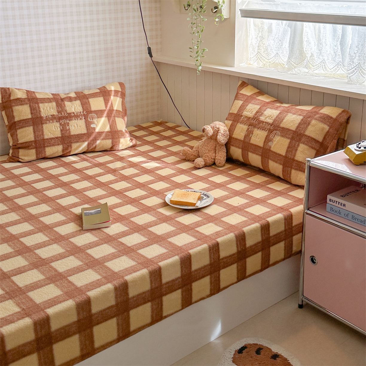 91家纺网 家纺一手货源 找家纺 暖生活 2026新款羊咩绒刺绣款床笠三件套 小台灯