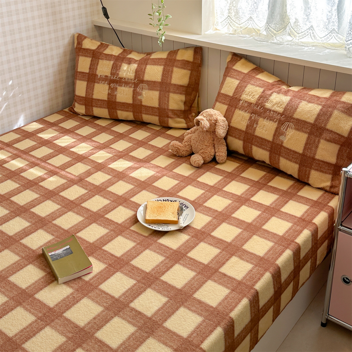 91家纺网 家纺一手货源 找家纺 暖生活 2026新款羊咩绒刺绣款床笠三件套 小台灯