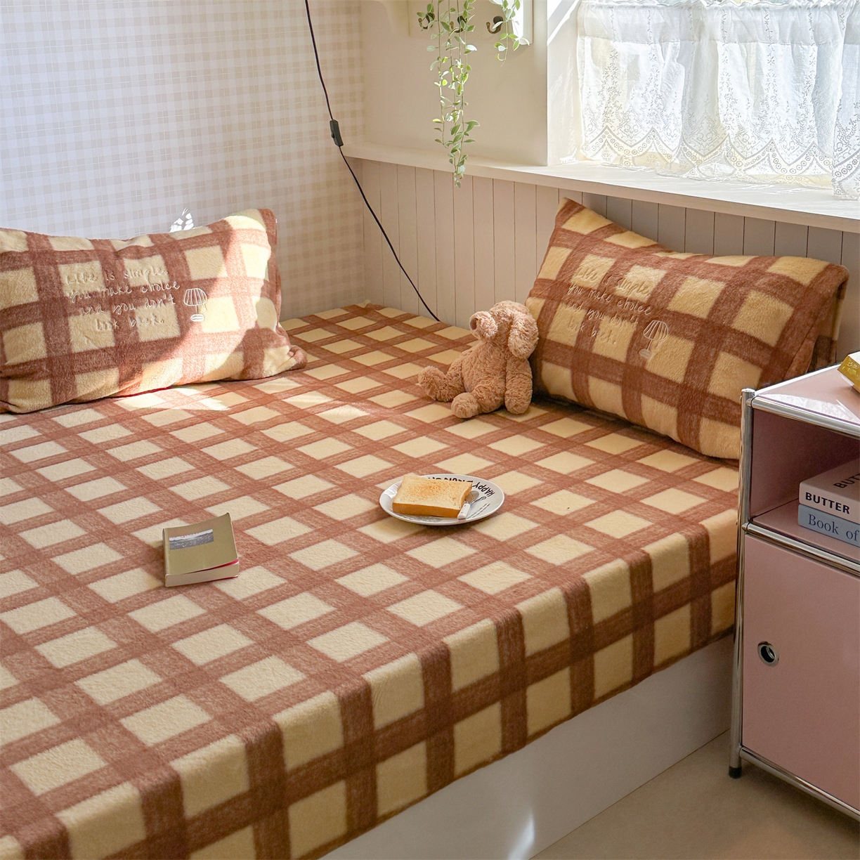 91家纺网 家纺一手货源 找家纺 暖生活 2026新款羊咩绒刺绣款床笠三件套 小台灯