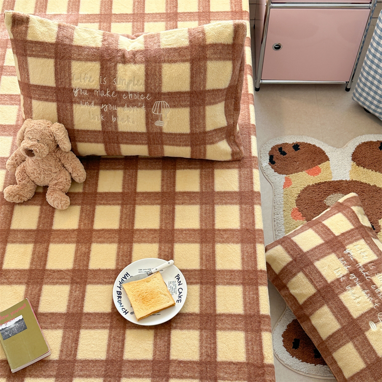 91家纺网 家纺一手货源 找家纺 暖生活 2026新款羊咩绒刺绣款床笠三件套 小台灯