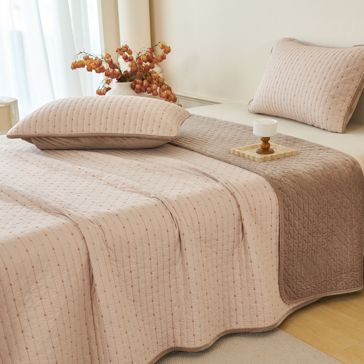 91家纺网 家纺一手货源 找家纺 （总）莎果家纺 2025新款60支%100纯棉高克重宝宝绒小米粒刺绣床盖