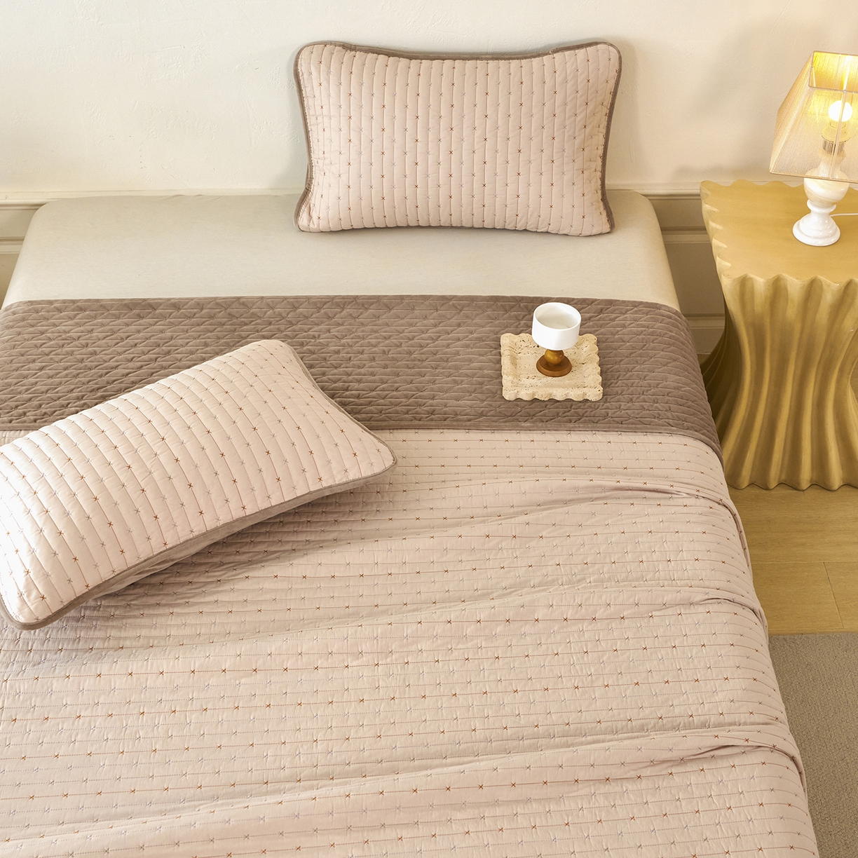 91家纺网 家纺一手货源 找家纺 （总）莎果家纺 2025新款60支%100纯棉高克重宝宝绒小米粒刺绣床盖