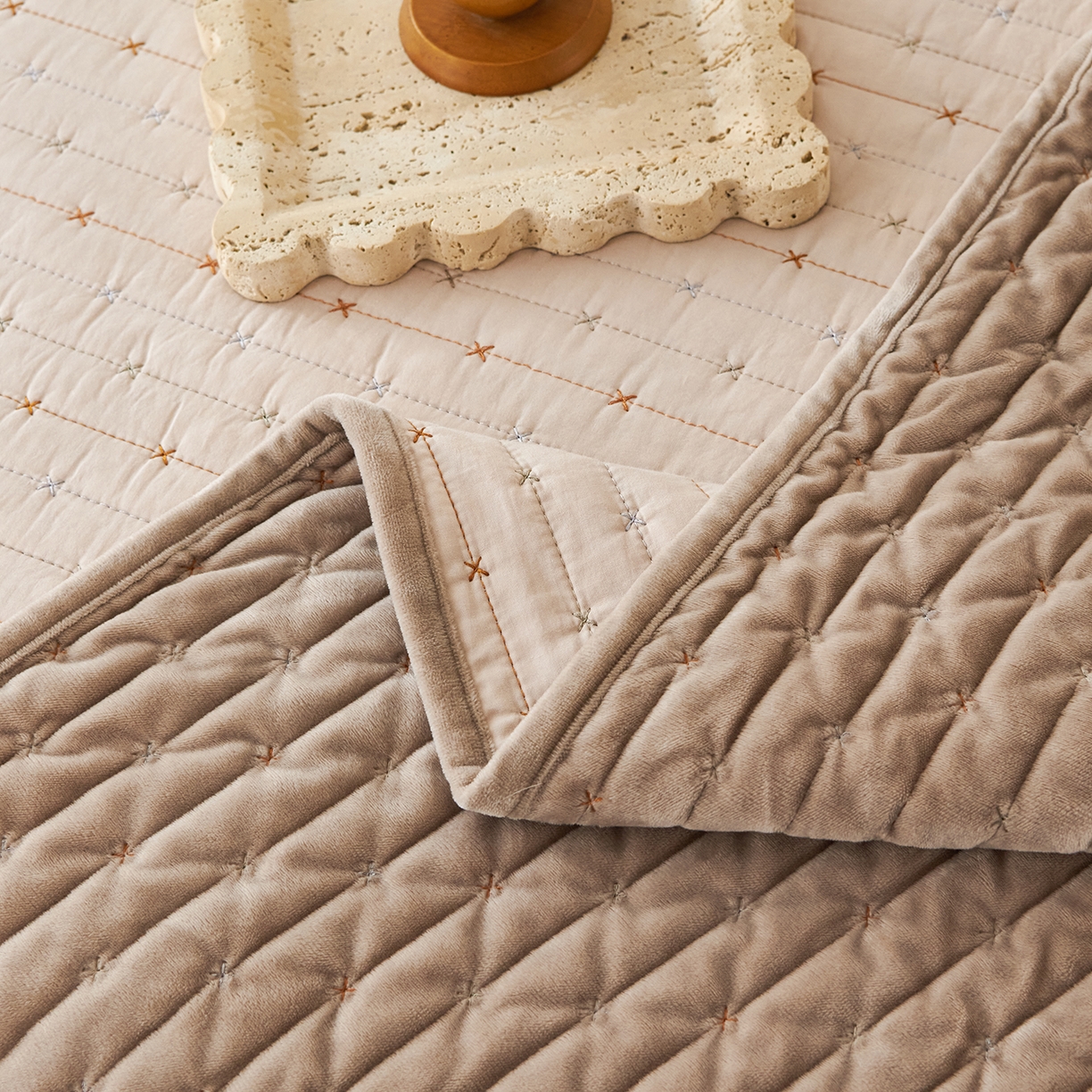 91家纺网 家纺一手货源 找家纺 （总）莎果家纺 2025新款60支%100纯棉高克重宝宝绒小米粒刺绣床盖