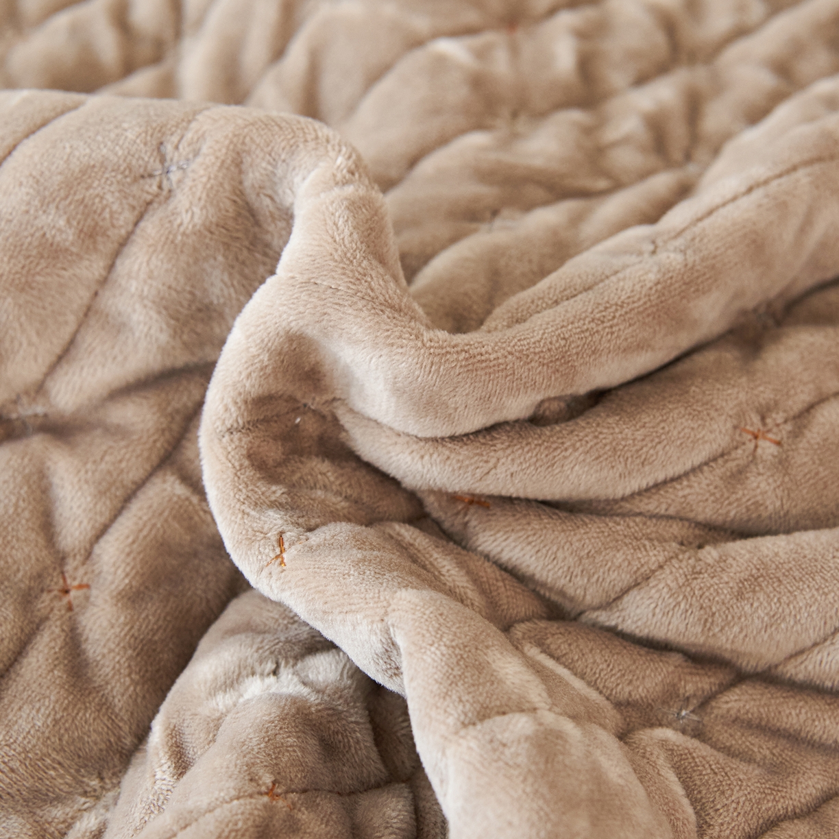 91家纺网 家纺一手货源 找家纺 （总）莎果家纺 2025新款60支%100纯棉高克重宝宝绒小米粒刺绣床盖