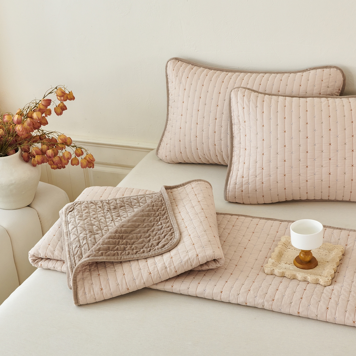 91家纺网 家纺一手货源 找家纺 （总）莎果家纺 2025新款60支%100纯棉高克重宝宝绒小米粒刺绣床盖