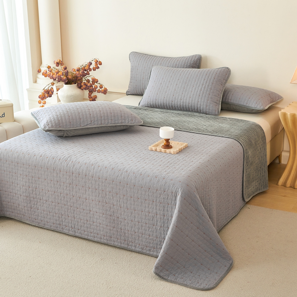 91家纺网 家纺一手货源 找家纺 （总）莎果家纺 2025新款60支%100纯棉高克重宝宝绒小米粒刺绣床盖