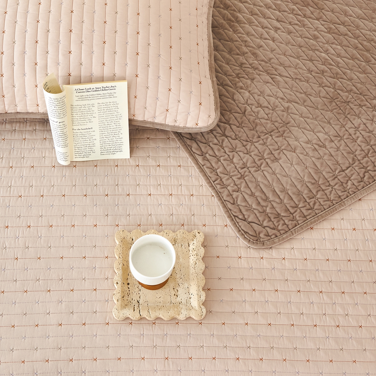 91家纺网 家纺一手货源 找家纺 莎果家纺 2025新款60支%100纯棉高克重宝宝绒小米粒刺绣床盖 小米粒-绒卡其