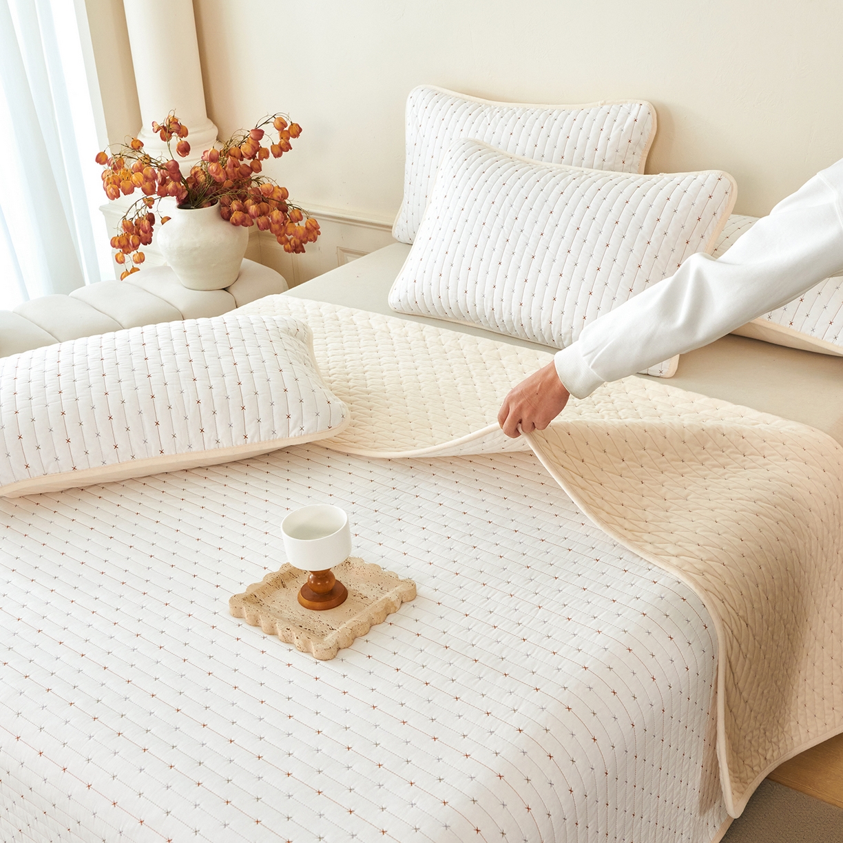 91家纺网 家纺一手货源 找家纺 莎果家纺 2025新款60支%100纯棉高克重宝宝绒小米粒刺绣床盖 小米粒-绒白