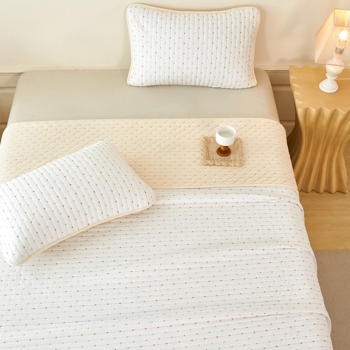 91家纺网 家纺一手货源 找家纺 莎果家纺 2025新款60支%100纯棉高克重宝宝绒小米粒刺绣床盖 小米粒-绒白