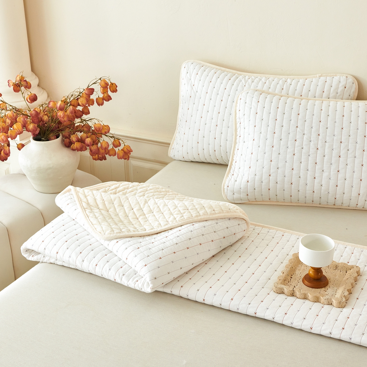 91家纺网 家纺一手货源 找家纺 莎果家纺 2025新款60支%100纯棉高克重宝宝绒小米粒刺绣床盖 小米粒-绒白