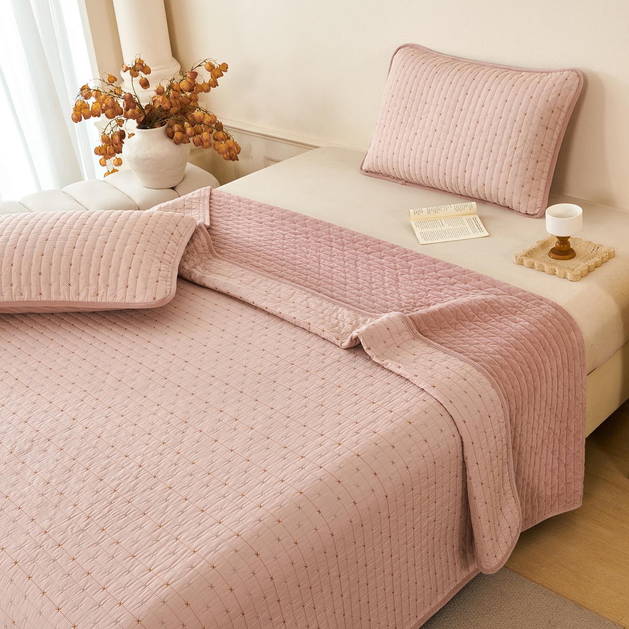 91家纺网 家纺一手货源 找家纺 莎果家纺 2025新款60支%100纯棉高克重宝宝绒小米粒刺绣床盖 小米粒-绒粉