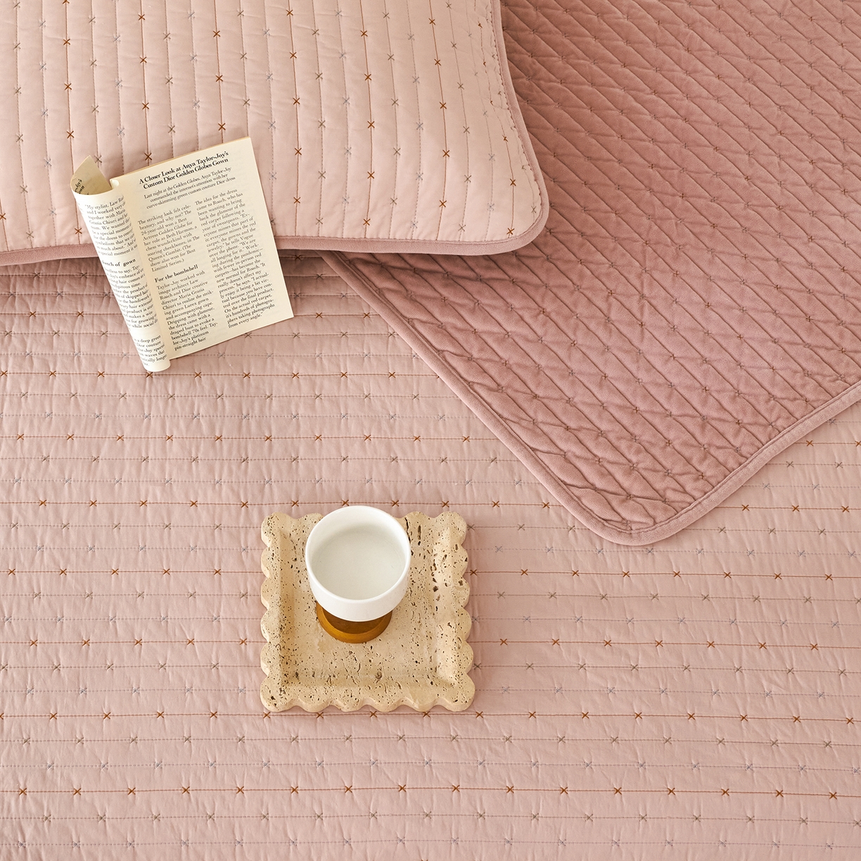 91家纺网 家纺一手货源 找家纺 莎果家纺 2025新款60支%100纯棉高克重宝宝绒小米粒刺绣床盖 小米粒-绒粉