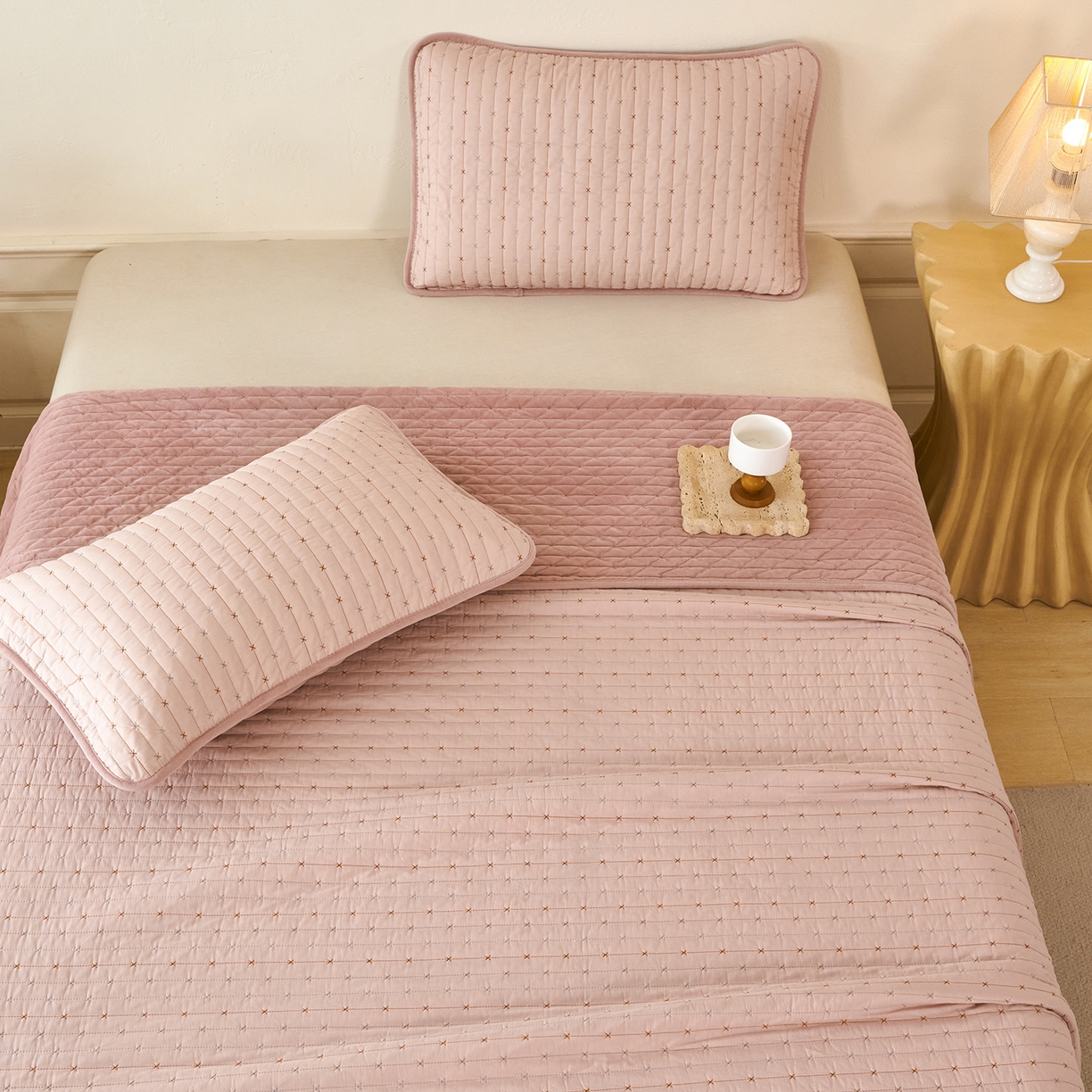 91家纺网 家纺一手货源 找家纺 莎果家纺 2025新款60支%100纯棉高克重宝宝绒小米粒刺绣床盖 小米粒-绒粉