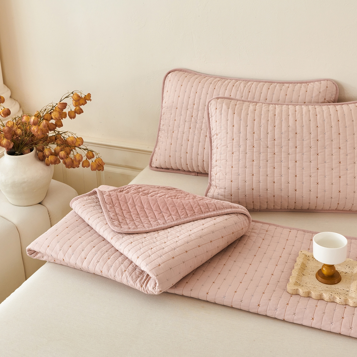 91家纺网 家纺一手货源 找家纺 莎果家纺 2025新款60支%100纯棉高克重宝宝绒小米粒刺绣床盖 小米粒-绒粉