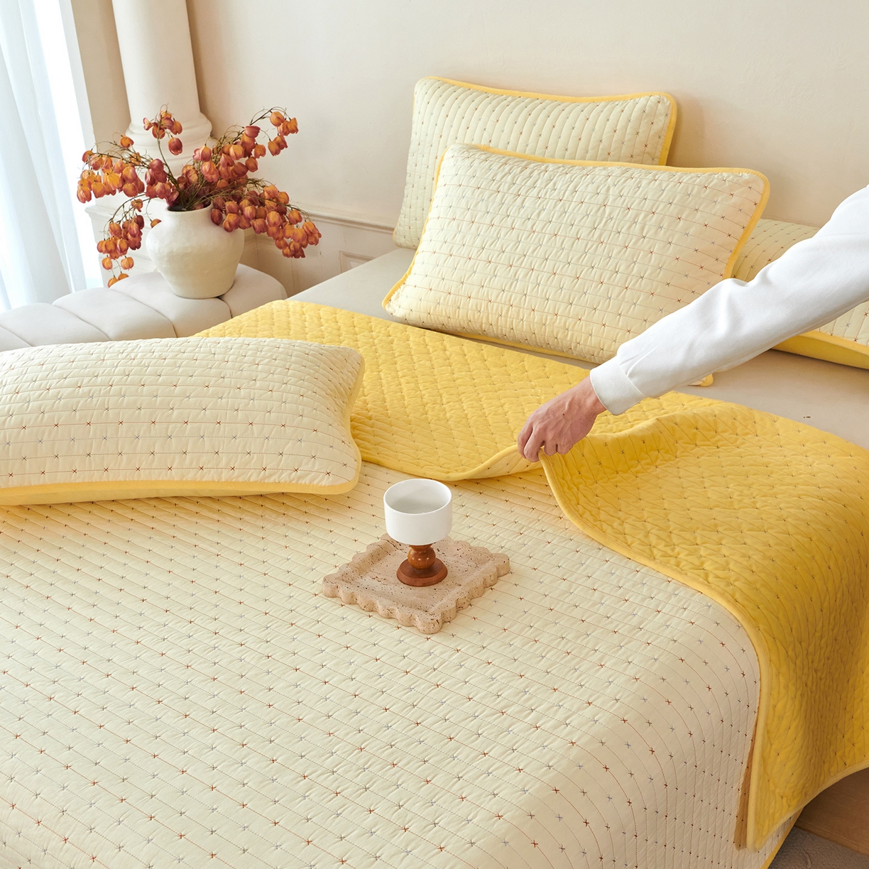 91家纺网 家纺一手货源 找家纺 莎果家纺 2025新款60支%100纯棉高克重宝宝绒小米粒刺绣床盖 小米粒-绒黄