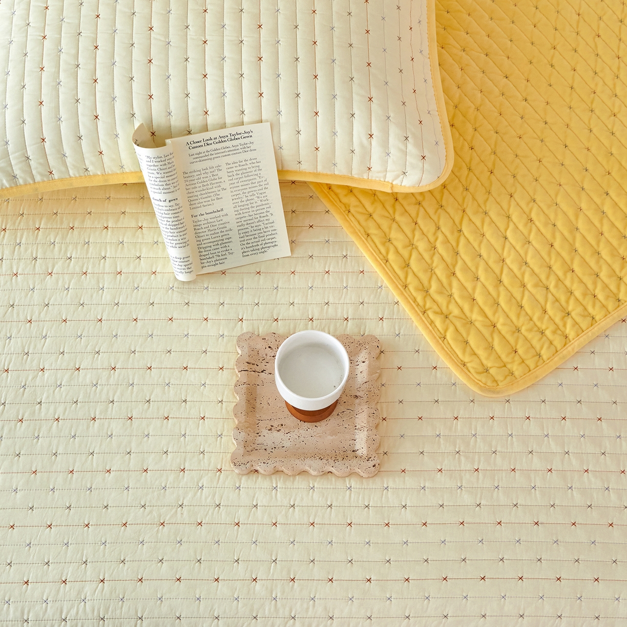 91家纺网 家纺一手货源 找家纺 莎果家纺 2025新款60支%100纯棉高克重宝宝绒小米粒刺绣床盖 小米粒-绒黄