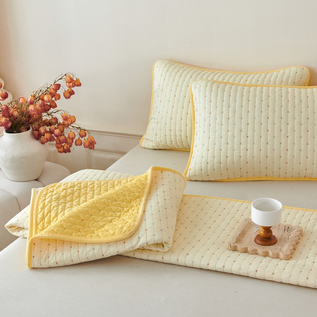 91家纺网 家纺一手货源 找家纺 莎果家纺 2025新款60支%100纯棉高克重宝宝绒小米粒刺绣床盖 小米粒-绒黄