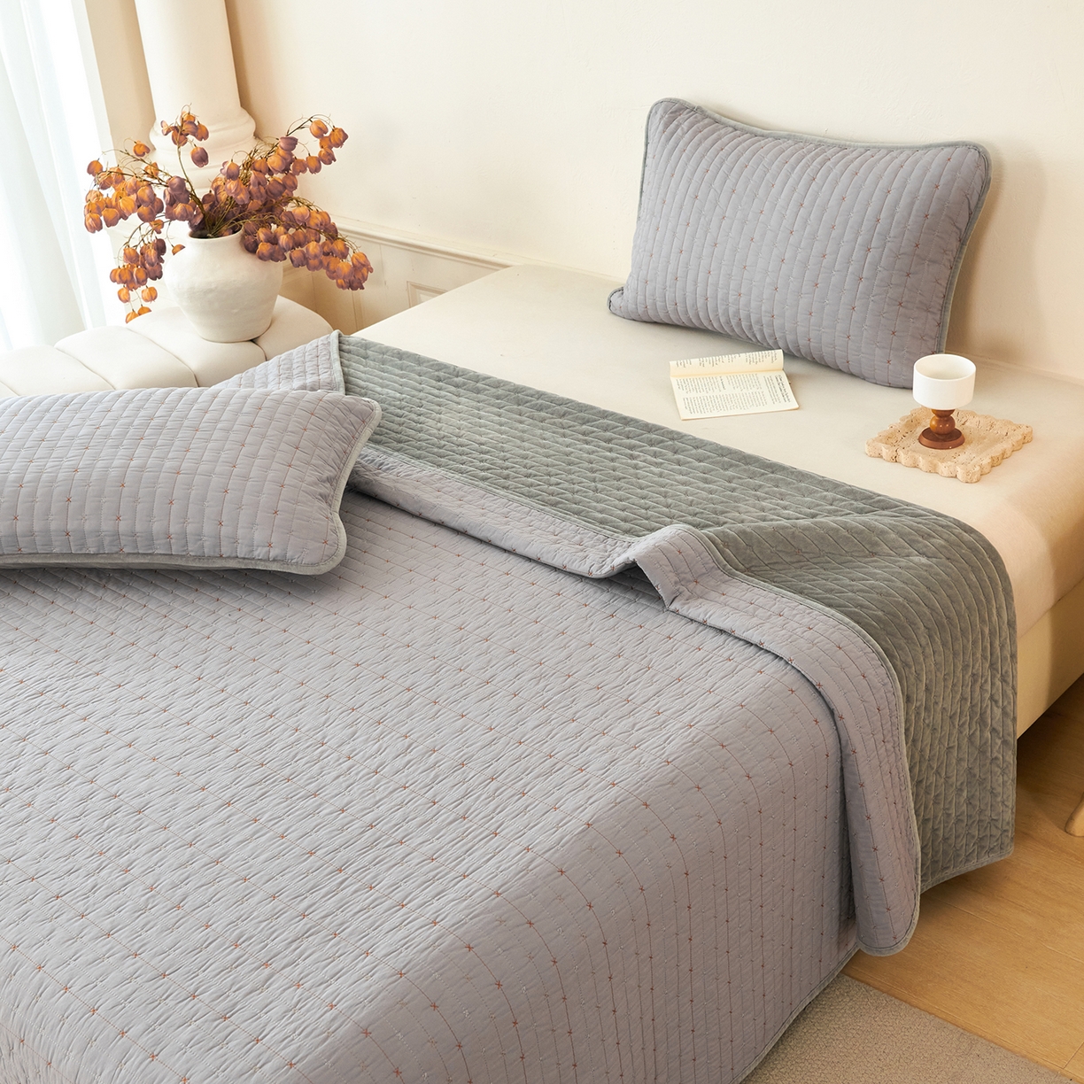 91家纺网 家纺一手货源 找家纺 莎果家纺 2025新款60支%100纯棉高克重宝宝绒小米粒刺绣床盖 小米粒-绒灰