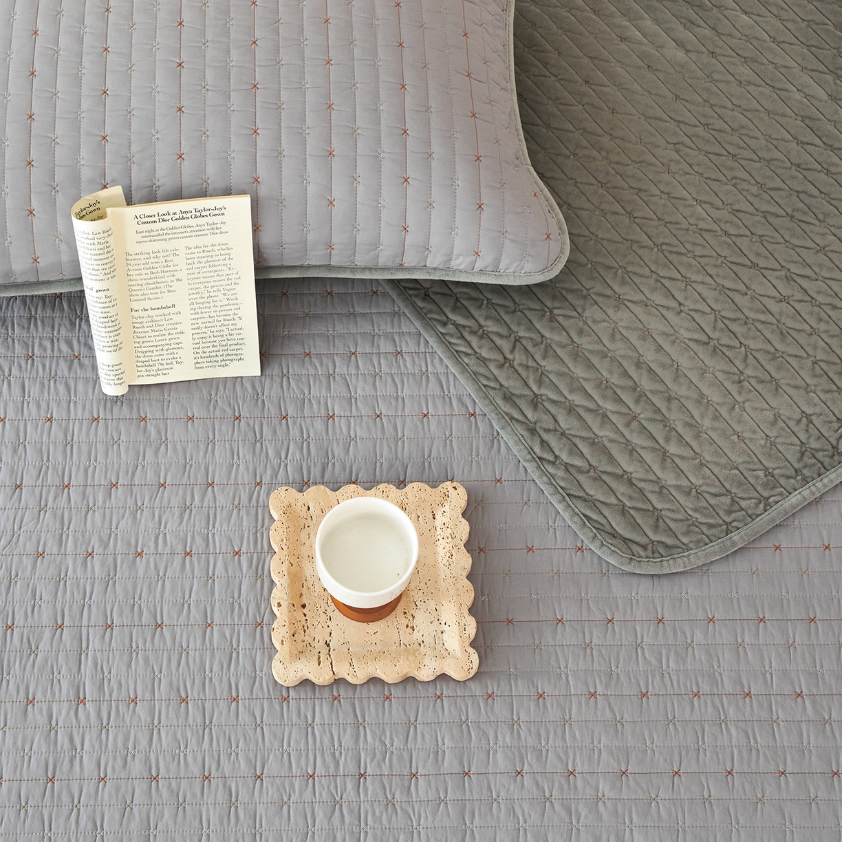 91家纺网 家纺一手货源 找家纺 莎果家纺 2025新款60支%100纯棉高克重宝宝绒小米粒刺绣床盖 小米粒-绒灰