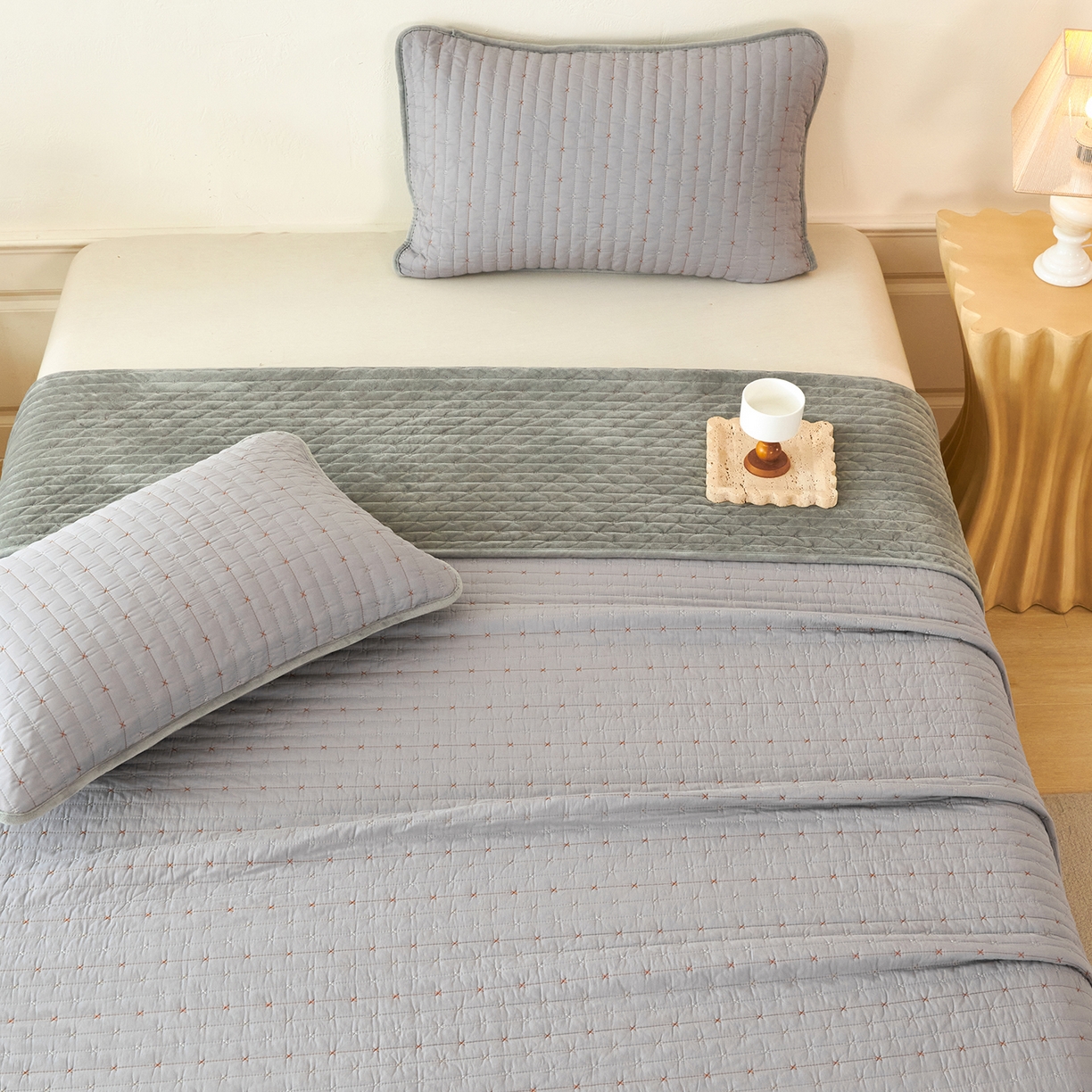 91家纺网 家纺一手货源 找家纺 莎果家纺 2025新款60支%100纯棉高克重宝宝绒小米粒刺绣床盖 小米粒-绒灰