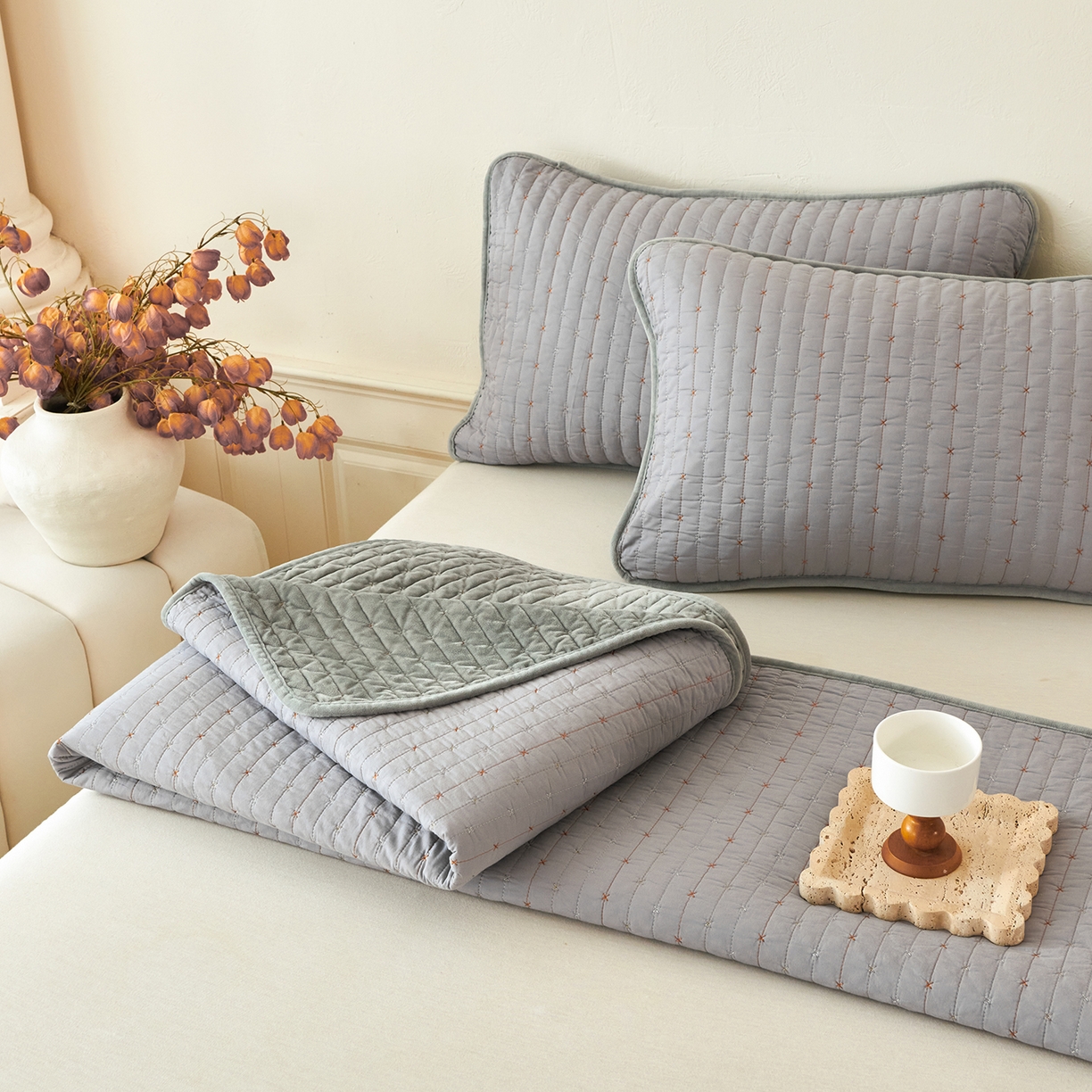 91家纺网 家纺一手货源 找家纺 莎果家纺 2025新款60支%100纯棉高克重宝宝绒小米粒刺绣床盖 小米粒-绒灰