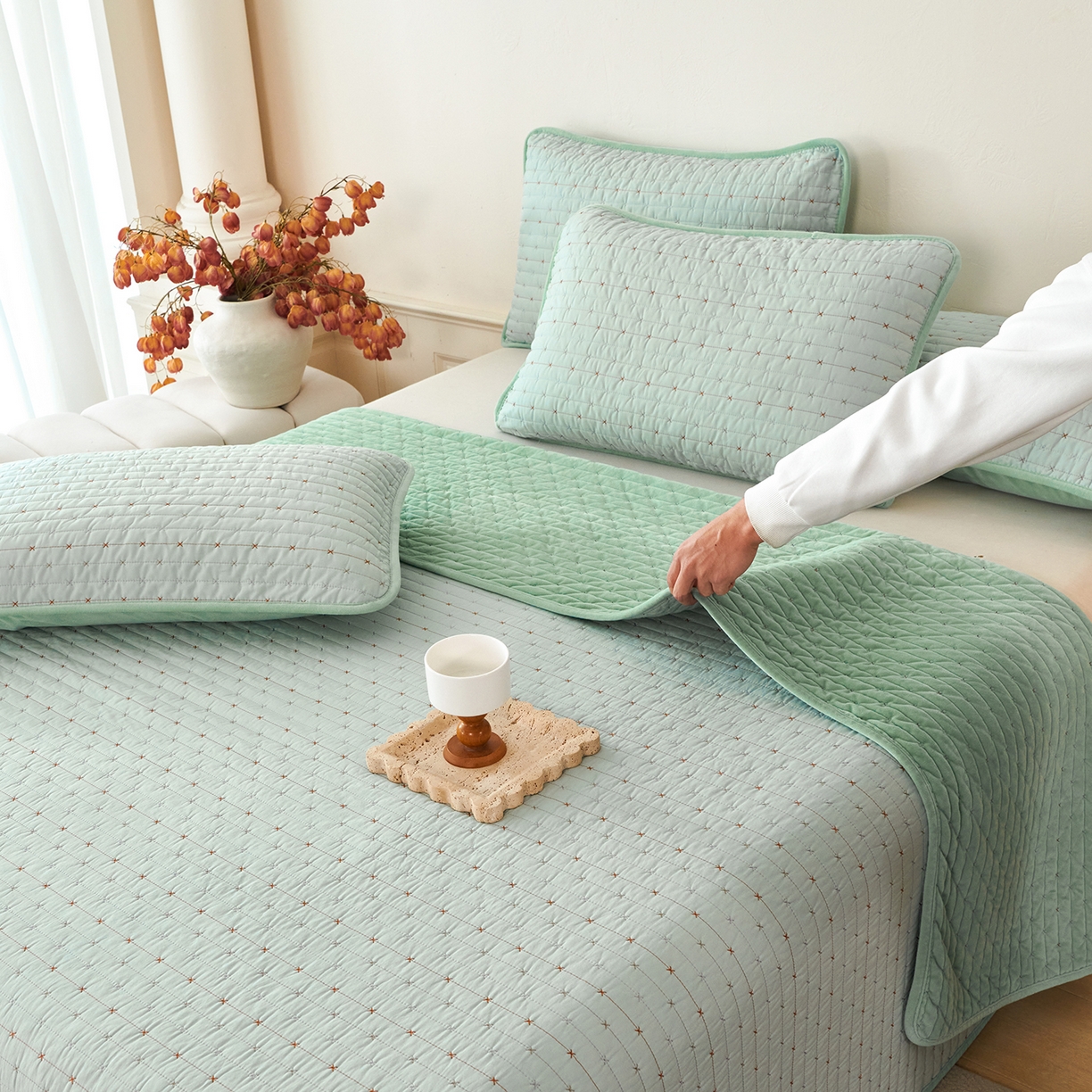 91家纺网 家纺一手货源 找家纺 莎果家纺 2025新款60支%100纯棉高克重宝宝绒小米粒刺绣床盖 小米粒-绒绿