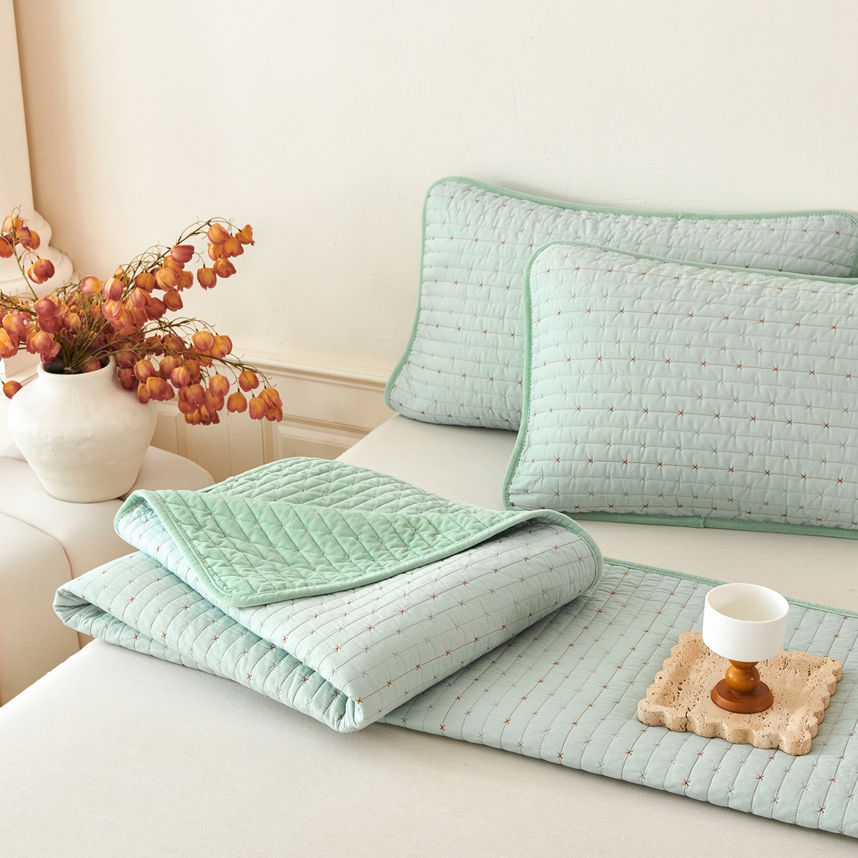 91家纺网 家纺一手货源 找家纺 莎果家纺 2025新款60支%100纯棉高克重宝宝绒小米粒刺绣床盖 小米粒-绒绿