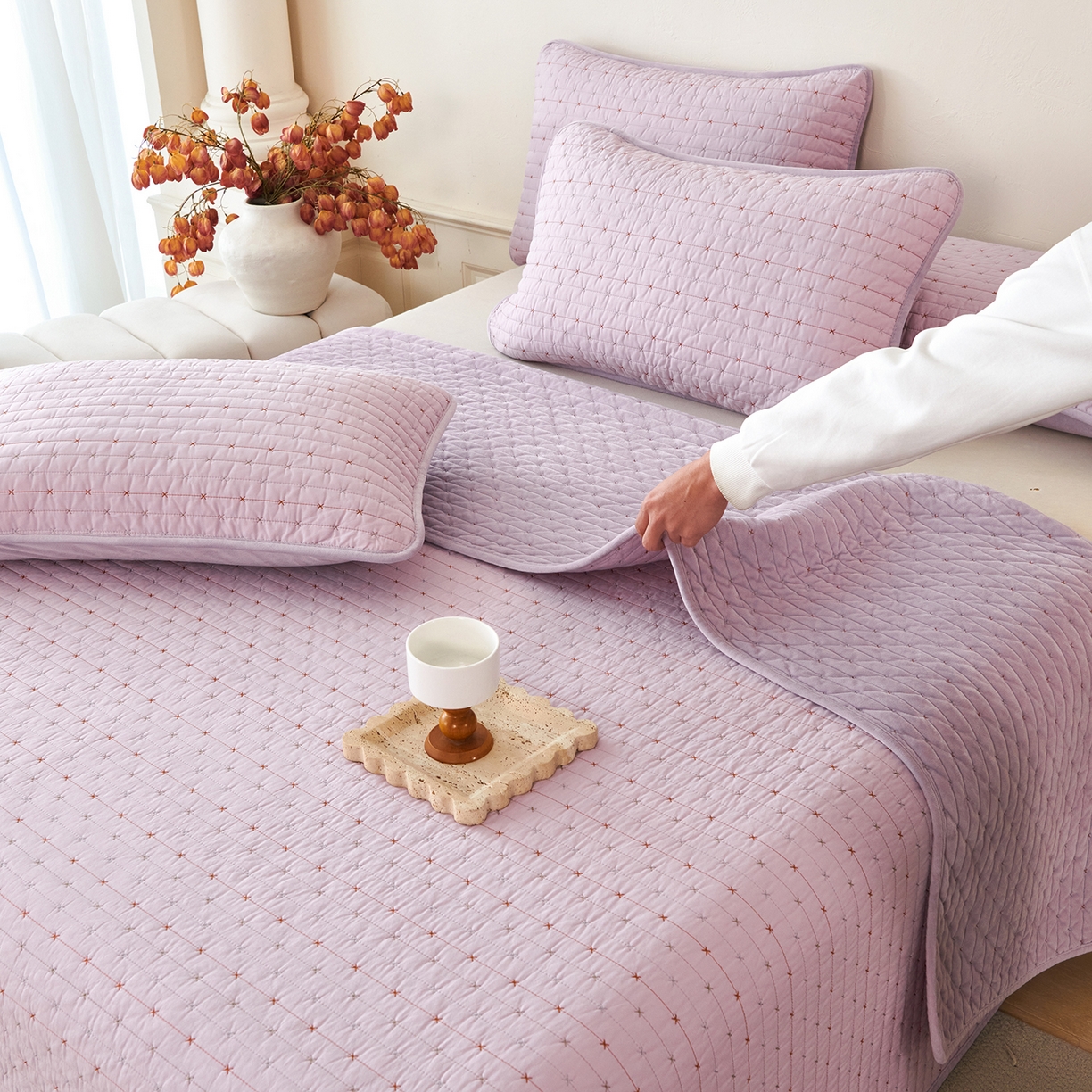 91家纺网 家纺一手货源 找家纺 莎果家纺 2025新款60支%100纯棉高克重宝宝绒小米粒刺绣床盖 小米粒-绒紫