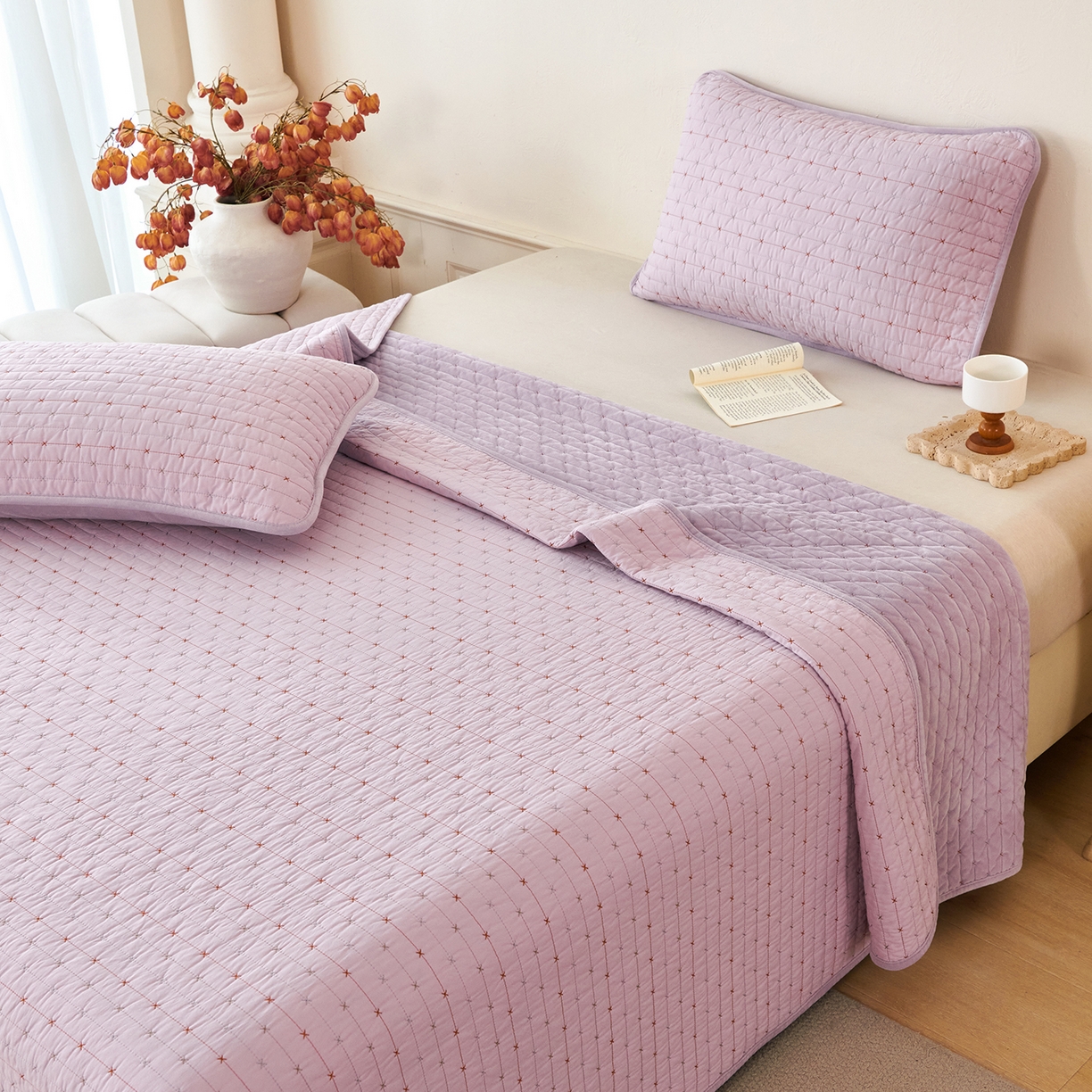 91家纺网 家纺一手货源 找家纺 莎果家纺 2025新款60支%100纯棉高克重宝宝绒小米粒刺绣床盖 小米粒-绒紫