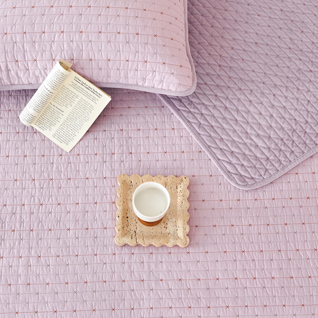 91家纺网 家纺一手货源 找家纺 莎果家纺 2025新款60支%100纯棉高克重宝宝绒小米粒刺绣床盖 小米粒-绒紫