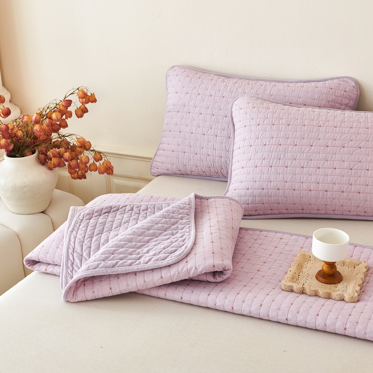 91家纺网 家纺一手货源 找家纺 莎果家纺 2025新款60支%100纯棉高克重宝宝绒小米粒刺绣床盖 小米粒-绒紫