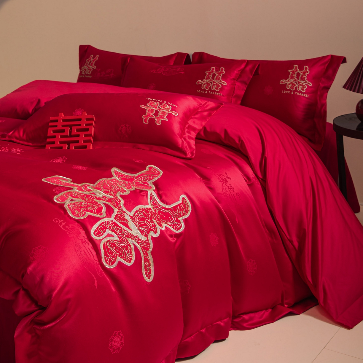 91家纺网 家纺一手货源 找家纺 （总）帝王家纺 2025新款贡缎提花贴布磨毛刺绣婚庆四件套红色结婚床上用品