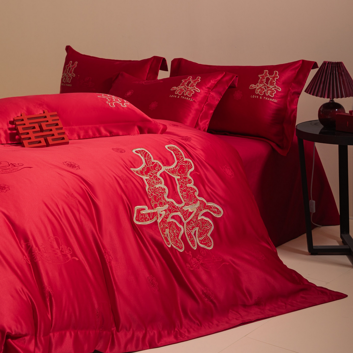 91家纺网 家纺一手货源 找家纺 （总）帝王家纺 2025新款贡缎提花贴布磨毛刺绣婚庆四件套红色结婚床上用品