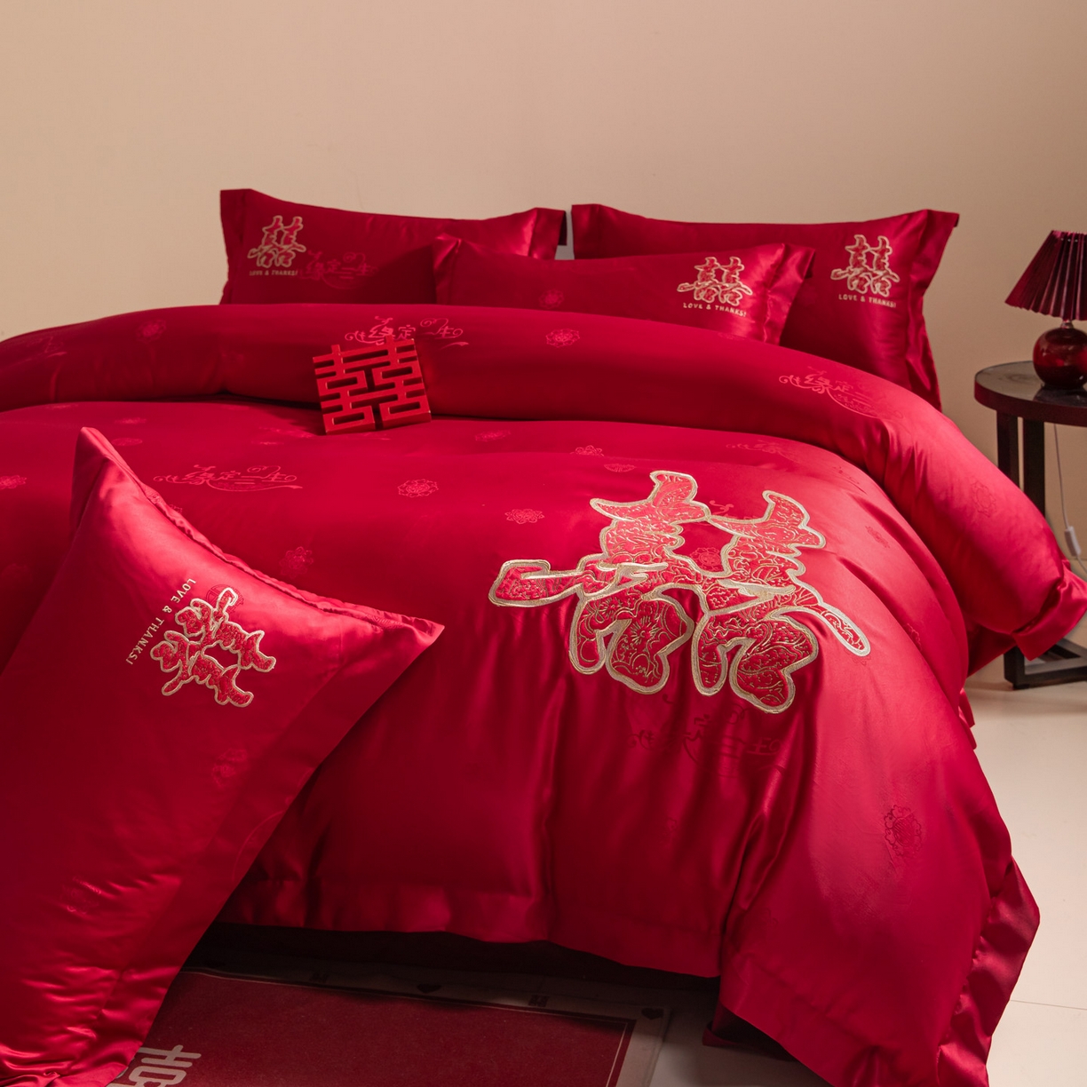 91家纺网 家纺一手货源 找家纺 （总）帝王家纺 2025新款贡缎提花贴布磨毛刺绣婚庆四件套红色结婚床上用品