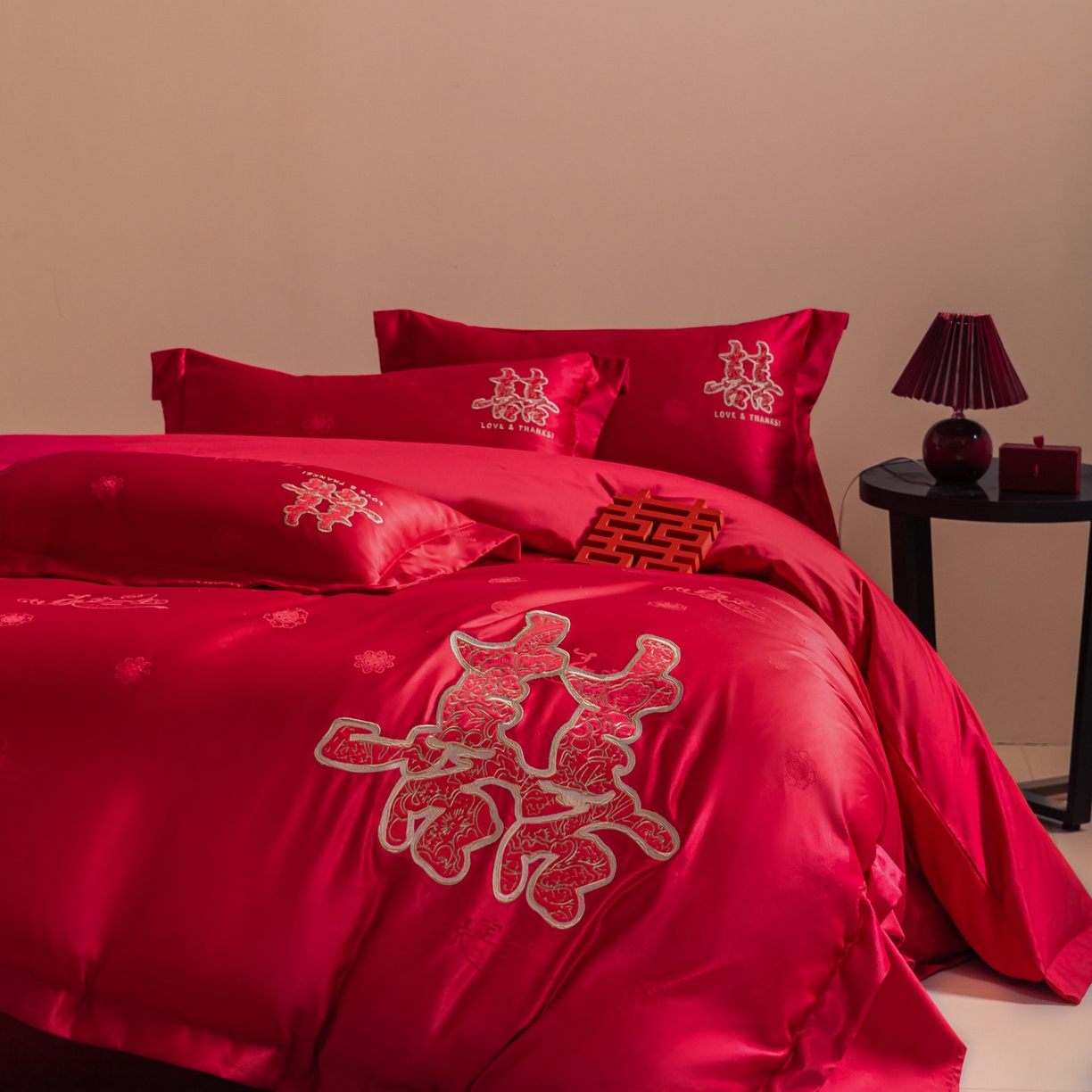 91家纺网 家纺一手货源 找家纺 （总）帝王家纺 2025新款贡缎提花贴布磨毛刺绣婚庆四件套红色结婚床上用品