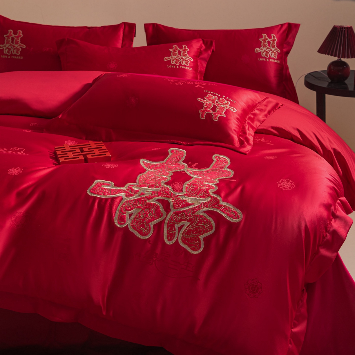 91家纺网 家纺一手货源 找家纺 （总）帝王家纺 2025新款贡缎提花贴布磨毛刺绣婚庆四件套红色结婚床上用品