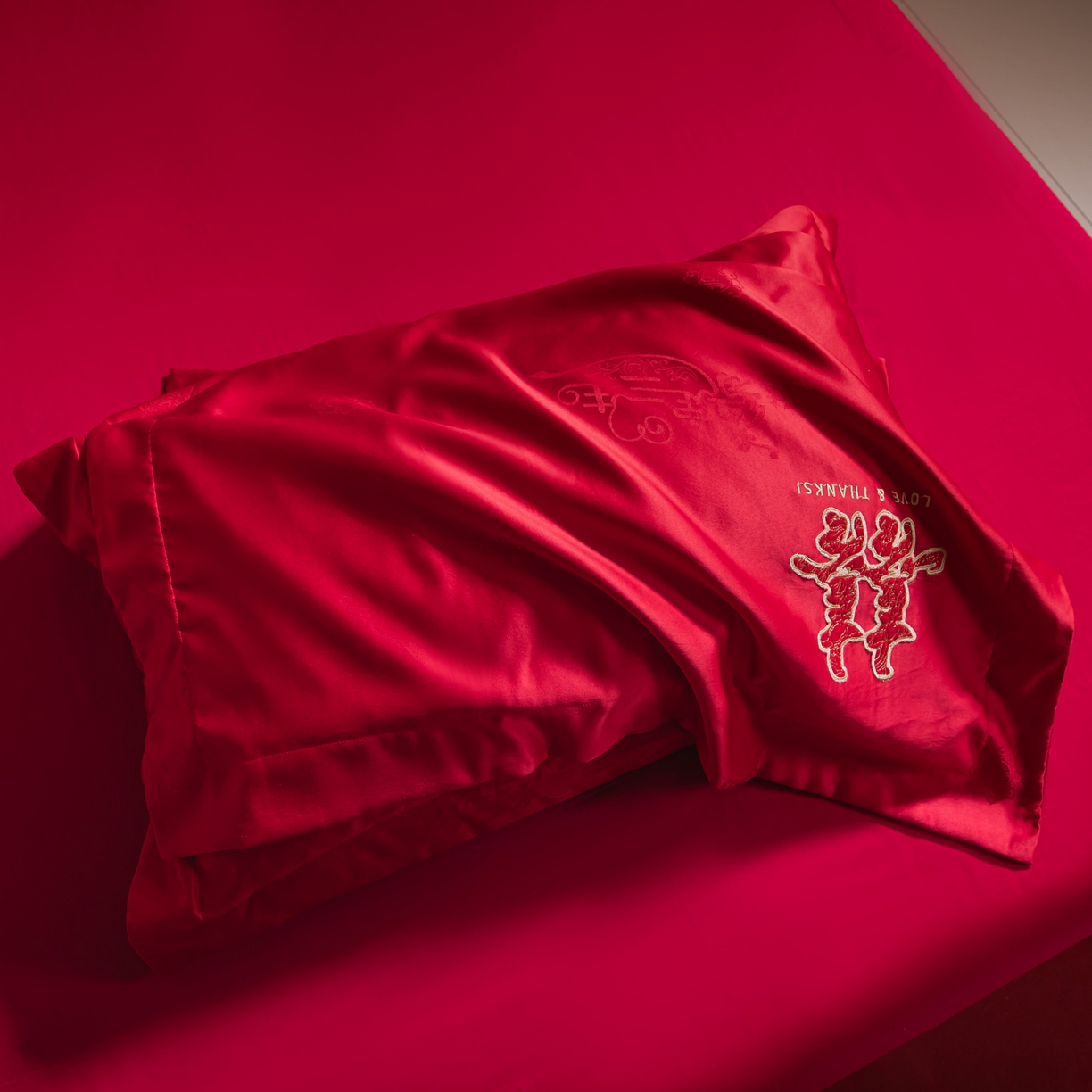 91家纺网 家纺一手货源 找家纺 （总）帝王家纺 2025新款贡缎提花贴布磨毛刺绣婚庆四件套红色结婚床上用品