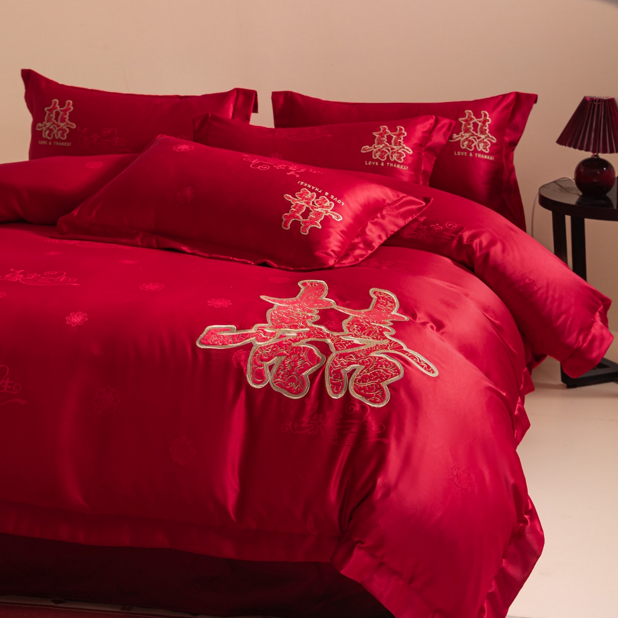 91家纺网 家纺一手货源 找家纺 （总）帝王家纺 2025新款贡缎提花贴布磨毛刺绣婚庆四件套红色结婚床上用品